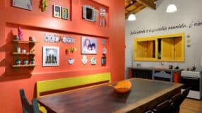 50 Ideas to Embrace the Passionate Hue: Exploring Shades of Red in Home Decor 9 Sofá vermelho: 65 modelos irresistíveis para arrasar na decoração