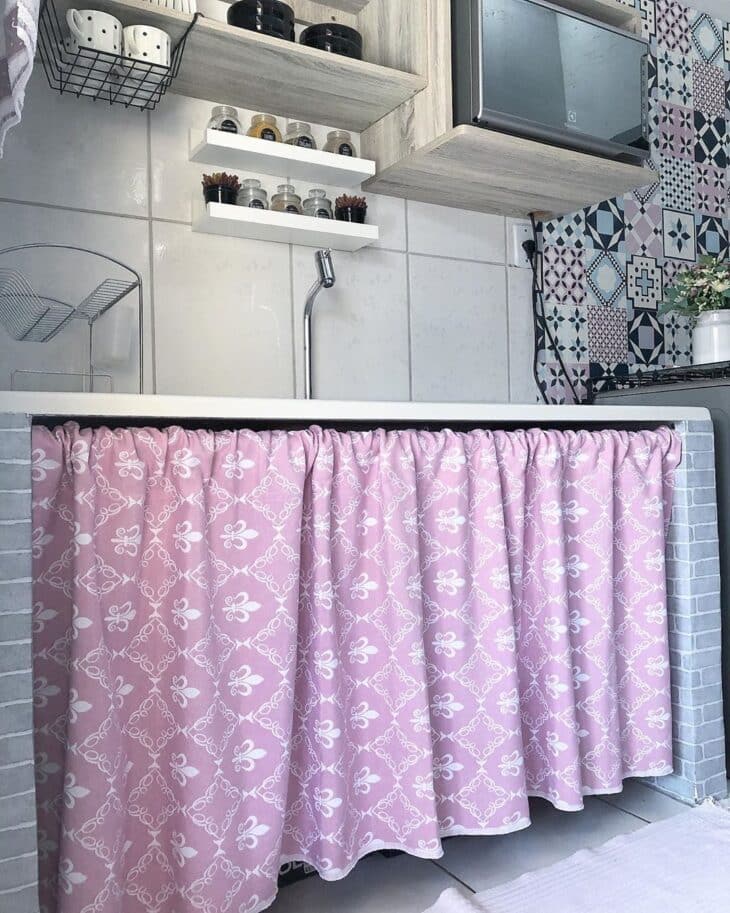 Cortina para pia 5 em um estilo discreto.