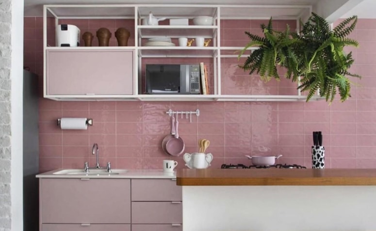 Cozinha rosa encantadora que exibe charme e ousadia. Uma inspiração moderna para a decoração do lar.