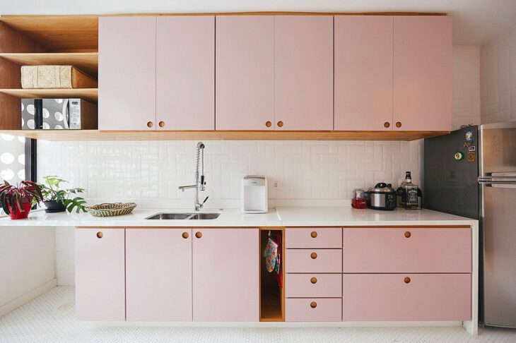 Efeito clean proporcionado pela combinação do rosa com o branco.