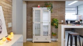 70 Classic Wooden Display Cabinets to Enhance Your Home Decor 9 Modelo moderno de cristaleira de madeira que traz elegância ao espaço.