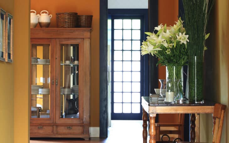 70 Classic Wooden Display Cabinets to Enhance Your Home Decor 2 Cristaleira de madeira que traz um toque rústico na decoração.