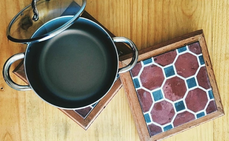 30 Stylish Trivet Designs: How to Make and Where to Buy 3 Descanso de panela de madeira