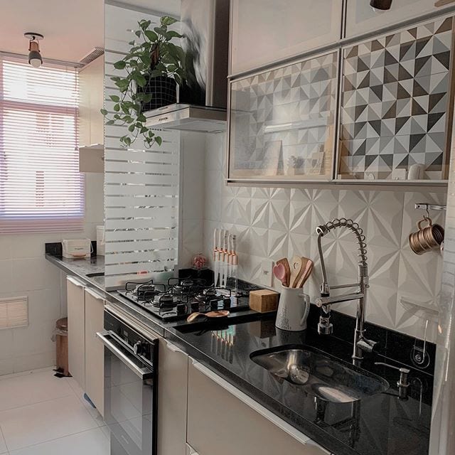 Glass Partition: An Essential Item for Organizing Spaces 2 Divisória utilizada para separar a cozinha e a área de serviço.