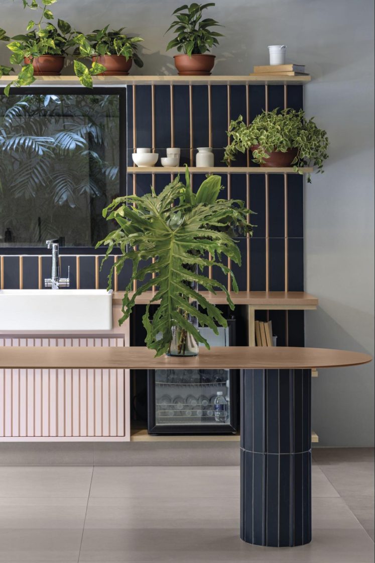 A cuba proeminente farm sink se tornou uma marca estética da Doma Arquitetura.