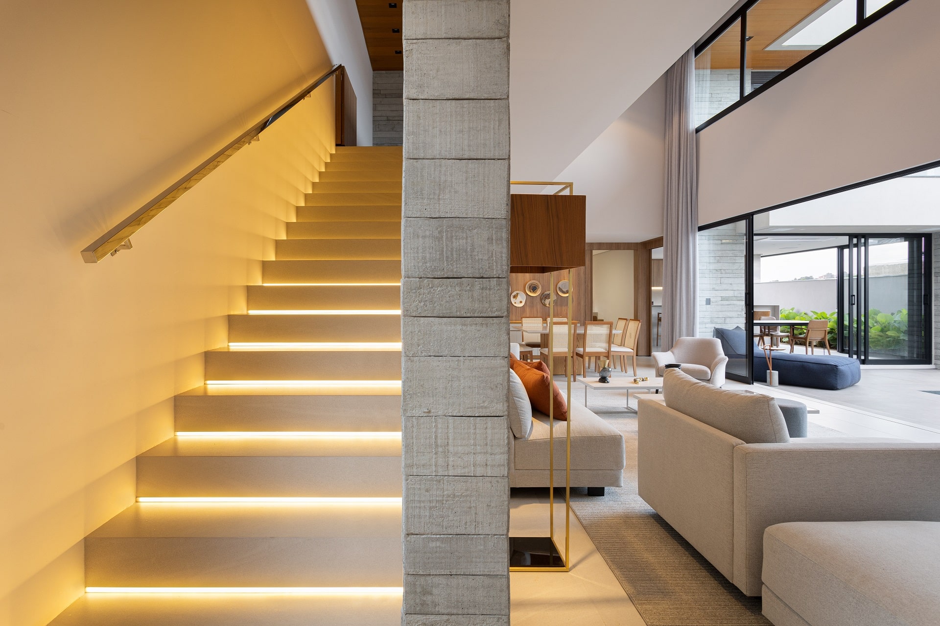 Escadas de porcelanato podem ter diferentes aspectos, como cores e estampas.
