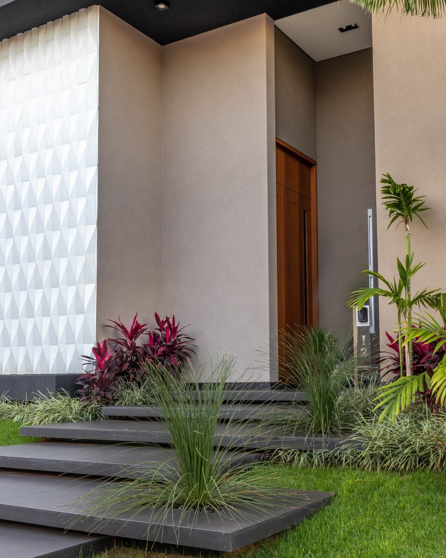 Escadas de pedra em porcelanato.