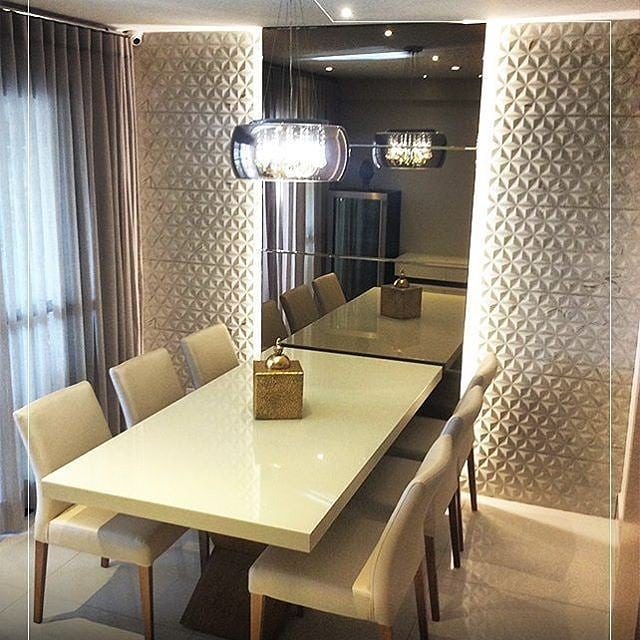 60 Mirror Designs for Dining Rooms That Amplify Elegance 2 Aqui, o espelho é intercalado com o papel de parede