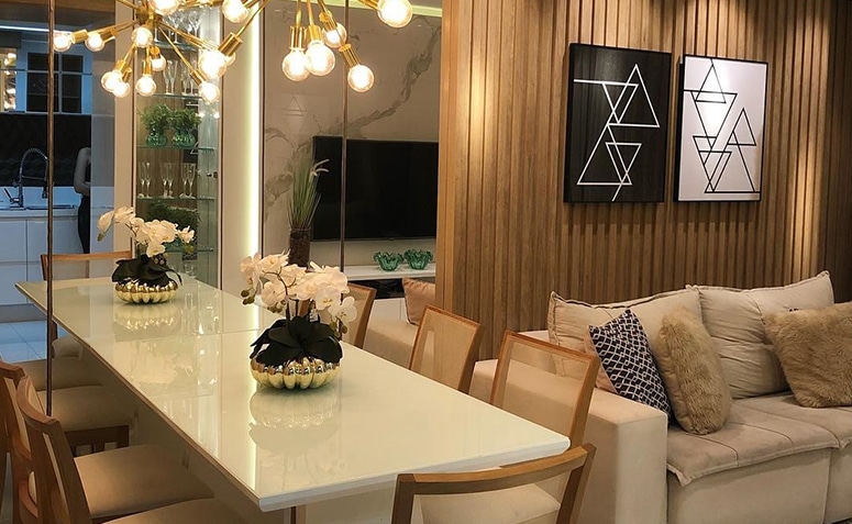 Modelo de espelho para sala de jantar que duplica a elegância