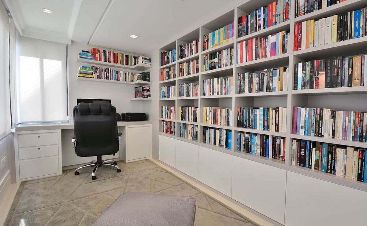 Estante de livros decorada com elementos diversos.