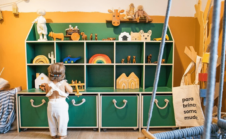 75 Creative Ways to Organize Playtime with a Toy Shelf 3 capa do artigo