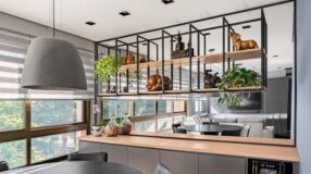 Estante suspensa com design contemporâneo.