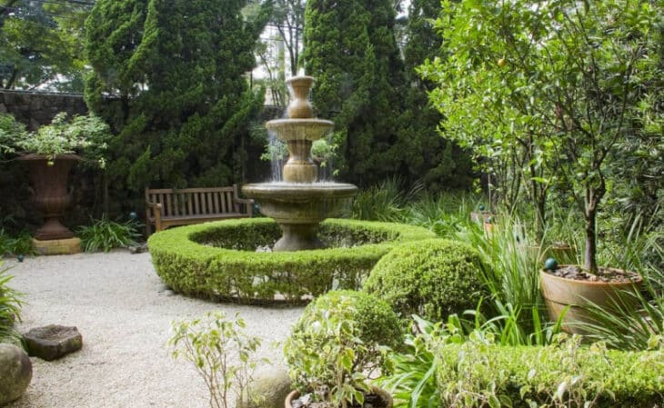 70 Elegant Garden Fountain Ideas to Enhance Your Outdoor Space 2 Elkis Paisagismo