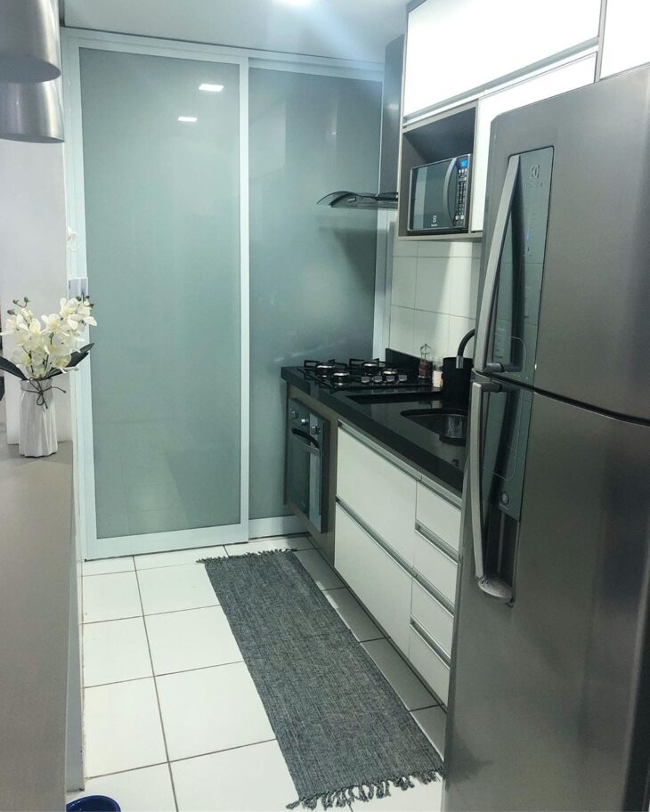 15 Ideas to Separate the Kitchen from the Laundry Room 9 A porta de correr para lavanderia de apartamento é uma solução que não custa muito e que pode ser adequada ao estilo da cozinha.