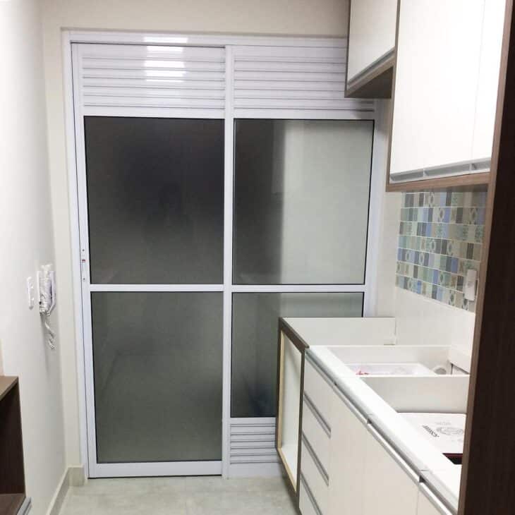 15 Ideas to Separate the Kitchen from the Laundry Room 2 Muita planta de residências já vem com uma divisória de vidro entre a cozinha e a lavanderia.