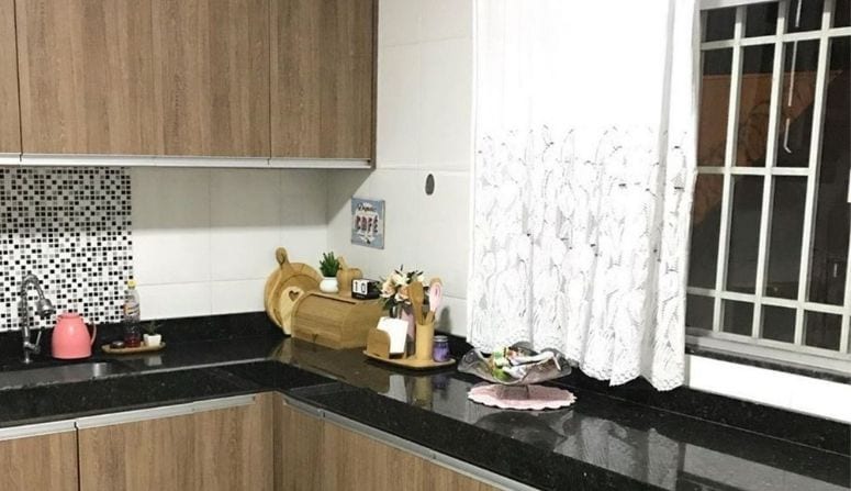 50 Kitchen Window Ideas and Tips for Choosing the Best One 2 A janela de ferro é bem tradicional e possui um preço mais competitivo no mercado, em relação a outros materiais. Você consegue tirar um bom proveito se a janela possuir grades, pois traz segurança, uma vez que impossibilita o acesso do lado externo. Apesar disso, o material possui baixa resistência à oxidação. Caso você tenha uma em casa, evite molhar e lavar essa área para que ela não enferruje.