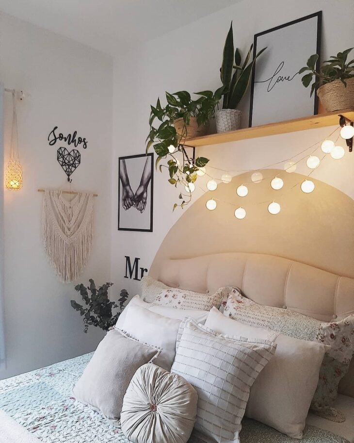 Macramê de parede em um ambiente boho.