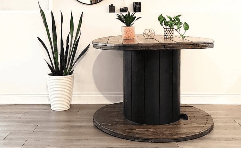 Uma mesa de carretel é uma maneira de reutilizar e reaproveitar as bobinas de cabos de aço.