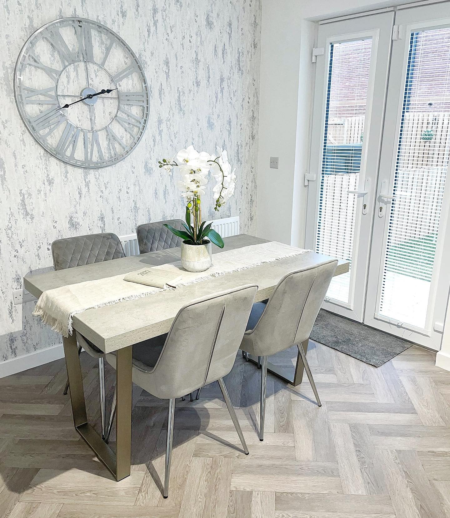 15 Amazing Cement Table Ideas and How to Make One for Your Home 9 A mesa de cimento se destaca na decoração