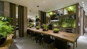 70 Classic Wooden Display Cabinets to Enhance Your Home Decor 10 Cristaleira de madeira destacando a decoração do ambiente.