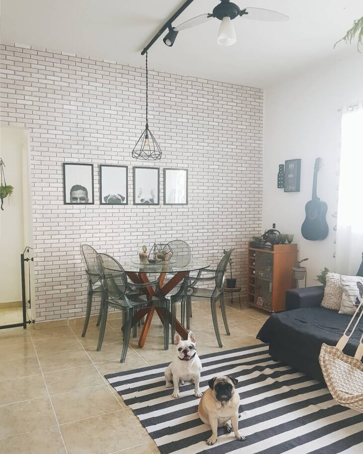 Ambiente com parede de tijolinho moderna
