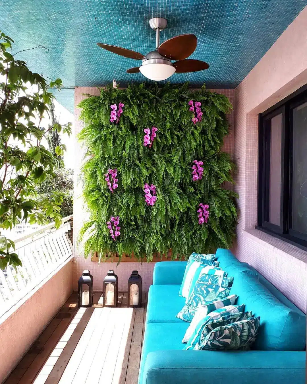 Parede verde em uma sacada de apartamento, trazendo verde para o espaço.