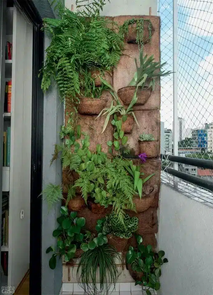 Painel de fibra de coco utilizado para criar um ambiente verde.