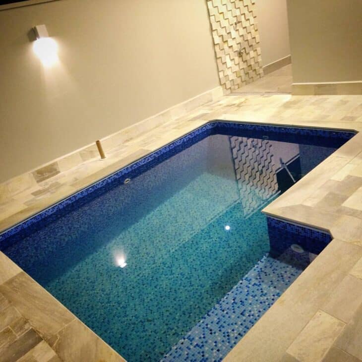 30 Ideas to Use Mineira Stone for Your Home Design 5 Um exemplo de fachada com pedra mineira filetada.