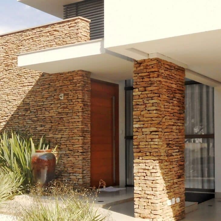 30 Ideas to Use Mineira Stone for Your Home Design 7 Uma bela área de lazer para a família.