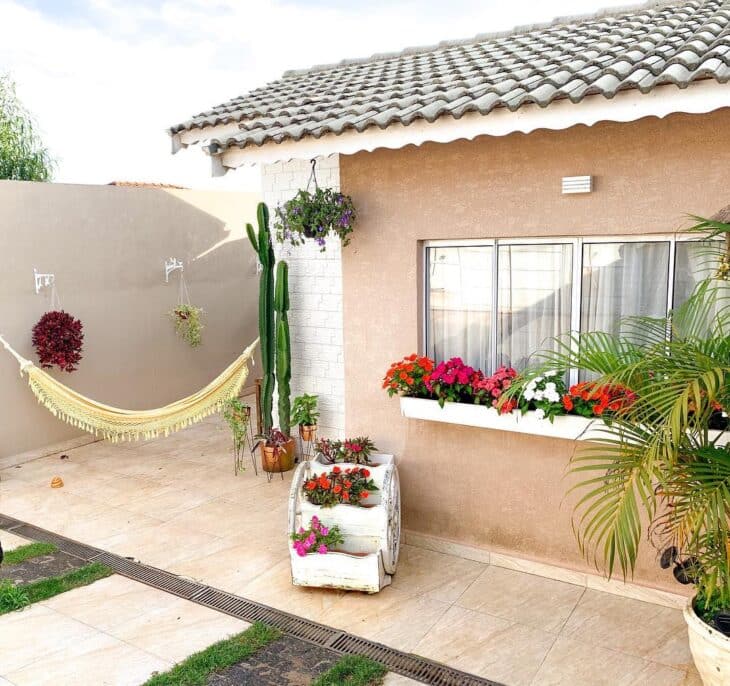 Um lindo projeto de garagem com piso em porcelanato.