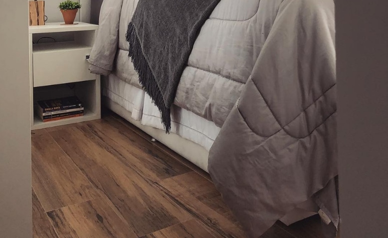 Piso de porcelanato: um dos mais comercializados por ser um tipo bastante diversificado em termos de tonalidades e texturas, bem como ele concede um visual mais elegante à decoração do quarto.