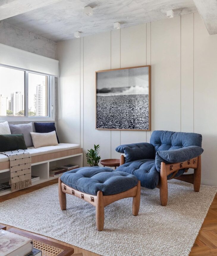 65 Stunning Blue Chair Designs to Enhance Your Home Decor 7 Foto de poltrona azul 2 - Um modelo que esbanja conforto.