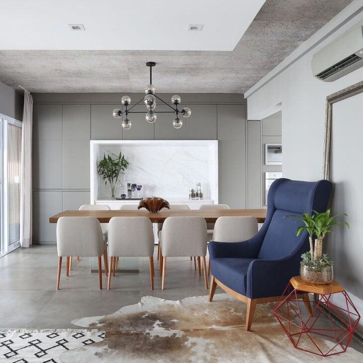65 Stunning Blue Chair Designs to Enhance Your Home Decor 2 Foto de poltrona azul 5 - Um cantinho aconchegante.