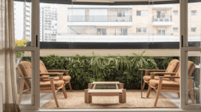 30 Beautiful and Cozy Bench Ideas for Your Balcony 9 Banco com combinação de diferentes tipos de móveis, criando um ambiente harmônico.