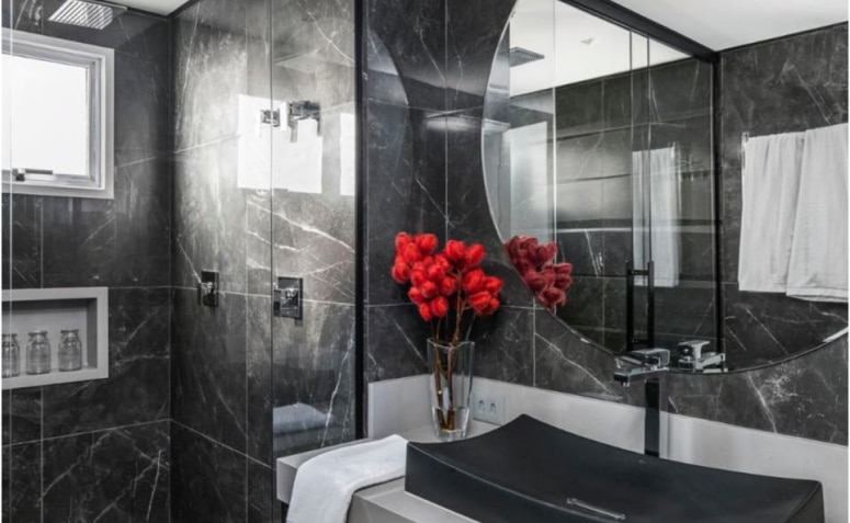 45 Sophisticated Spaces with Black Porcelain Tile 3 Porcelanato preto é um revestimento versátil e elegante para diversos ambientes.