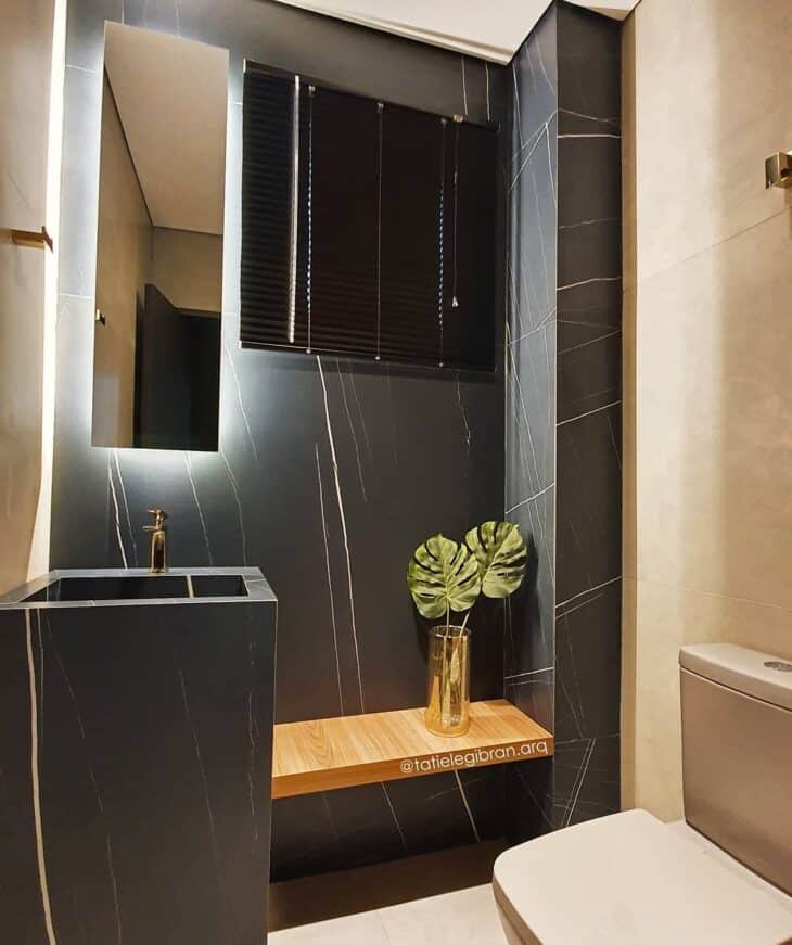 45 Sophisticated Spaces with Black Porcelain Tile 10 Rouba a cena no chão da cozinha.
