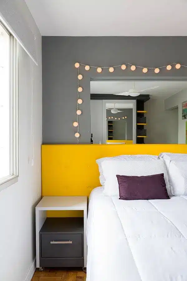 12 Beautiful Ideas to Revamp Your Gray Bedroom 5 Quarto cinza e amarelo: Garante muito destaque e um espaço estimulante.