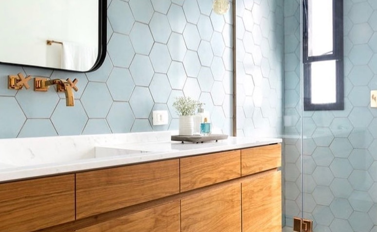 Hexagonal Tiles: 40 Creative Ideas to Use This Geometric Trend 3 Revestimento cimentício: modelos elegantes para sua decoração.