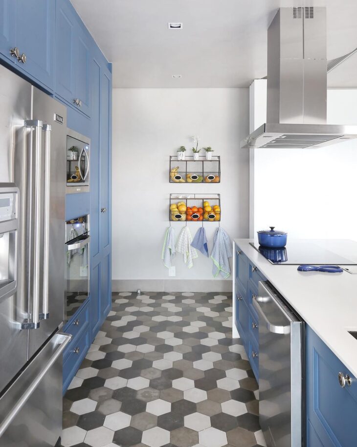 Hexagonal Tiles: 40 Creative Ideas to Use This Geometric Trend 10 Decoração vintage com revestimento hexagonal.