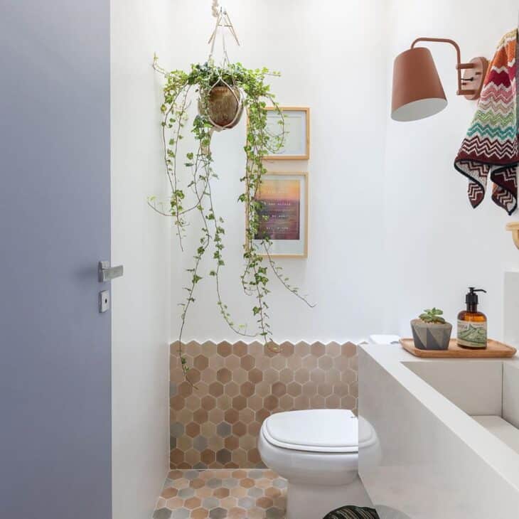 Hexagonal Tiles: 40 Creative Ideas to Use This Geometric Trend 2 Suavidade com um tom claro de verde no revestimento.