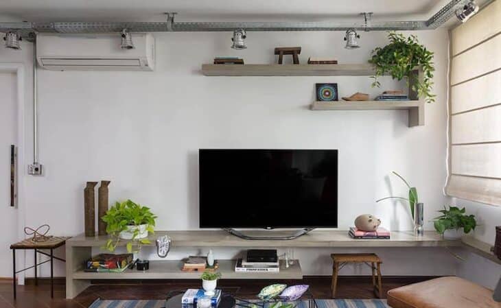 Imagem de uma sala estilo industrial com eletrodutos expostos.