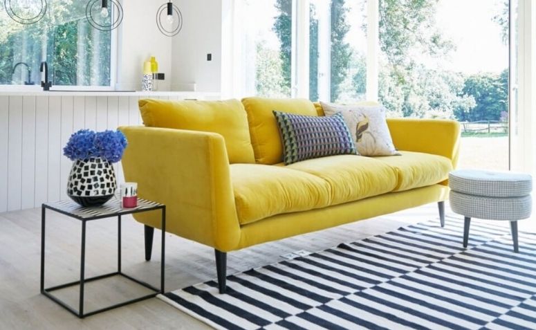 Yellow Sofa: 70 Models to Inspire and Brighten Your Living Room 3 Interior de uma sala com um sofá amarelo destacando-se no ambiente.