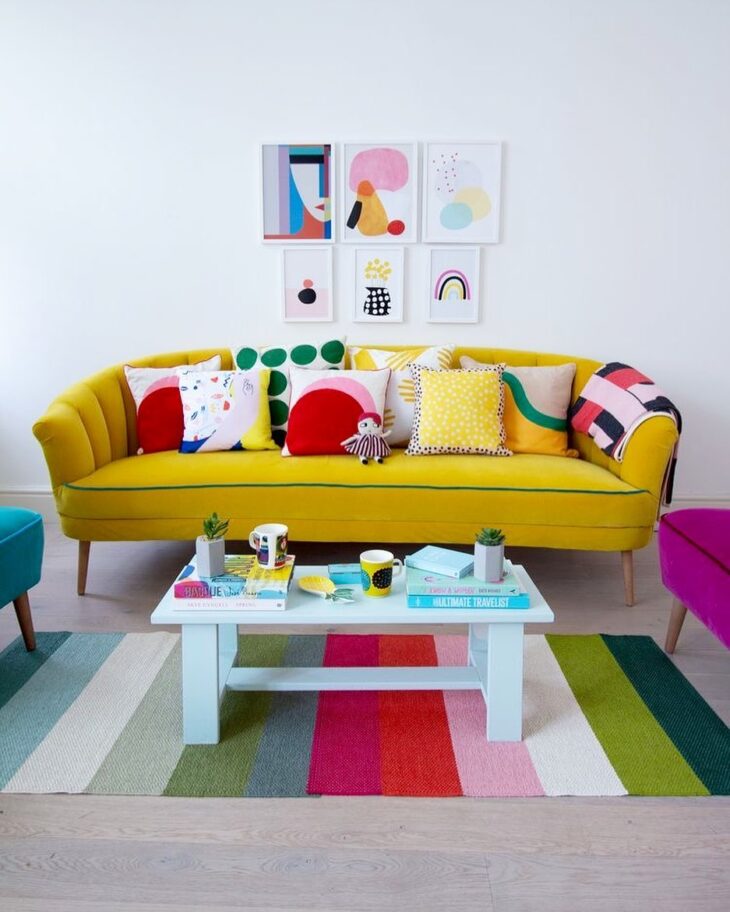 Yellow Sofa: 70 Models to Inspire and Brighten Your Living Room 5 Sofá amarelo em um estilo contemporâneo, apresentando conforto e estilo.