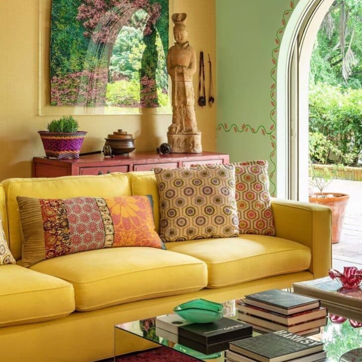 Yellow Sofa: 70 Models to Inspire and Brighten Your Living Room 7 Ambiente iluminado com sofá amarelo, trazendo uma atmosfera alegre.