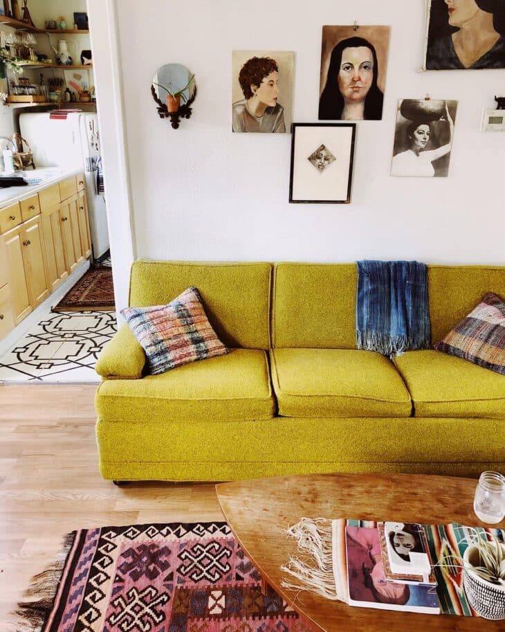 Yellow Sofa: 70 Models to Inspire and Brighten Your Living Room 10 Sofá amarelo mostarda apresentando um design único.