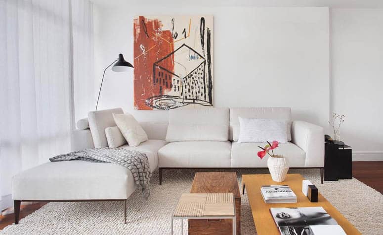 70 Elegant Ideas to Embrace the White Sofa 3 Foto de um sofá branco elegante em ambiente aconchegante.
