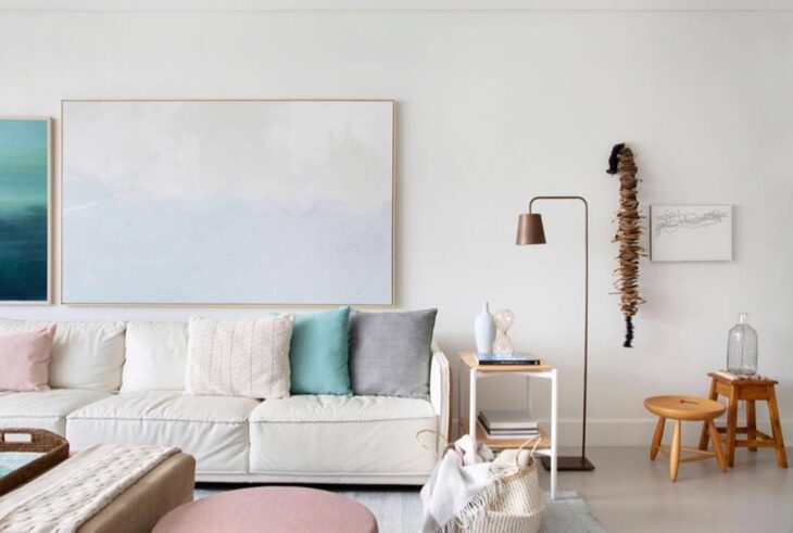 Sofá branco proporcionando um ambiente suave e acolhedor.