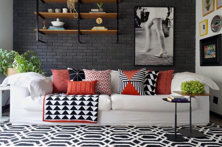Sofá branco com acessórios coloridos trazendo destaque ao ambiente.