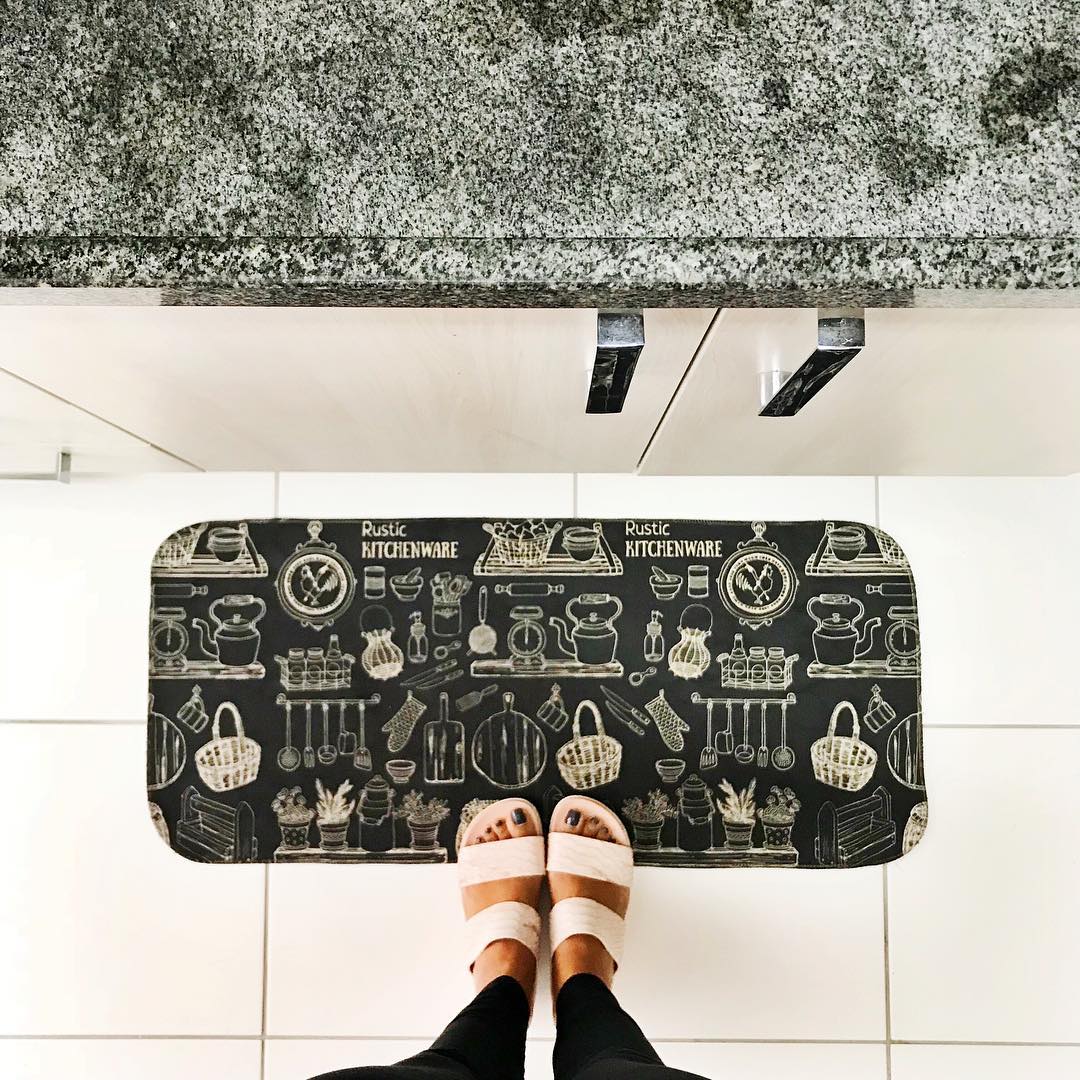 Kitchen Rugs: Where to Buy and 50 Inspiring Models 10 Tapetes de cozinha de crochê, trazendo um charme adicional à decoração.