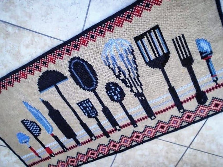 Kitchen Rugs: Where to Buy and 50 Inspiring Models 2 Um vibrante tapete rosa que adiciona um toque feminino e divertido ao espaço.